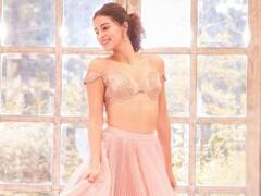 Photo : बहिणीच्या मेहेंदी सेरेमनीत अनन्या क्लास लूक