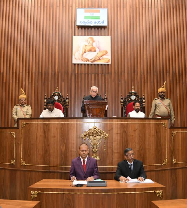 ఉభయ సభలను ఉద్దేశించి ప్రసంగిస్తున్న గవర్నర్,వేదిక పై స్పీకర్,మండలి ఛైర్మన్