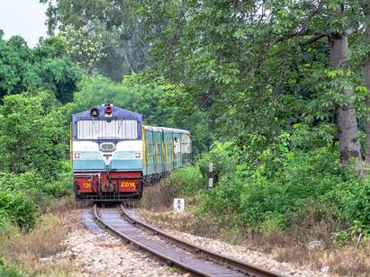 Drunk Train Ticket Checker Allegedly Urinates On Woman Passengers Head பெண் பயணி மீது  சிறுநீர் கழித்த டிக்கெட் பரிசோதகர்: காரணம் என்ன? இரயில்வே நிர்வாகம் அதிரடி நடவடிக்கை!