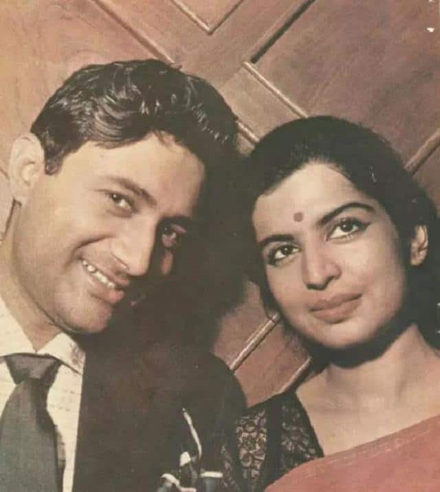 शुरुआत में अभिनेता के घर के चारों ओर की दीवारें जमीन से कुछ इंच ही ऊंची थीं। लेकिन आने वाले दशकों में देव आनंद ने दीवारें खड़ी कर दी थीं ताकि उनके बंगले के आसपास बनी नई इमारतों में रहने वाले लोग उनके कमरों में न घुस सकें.