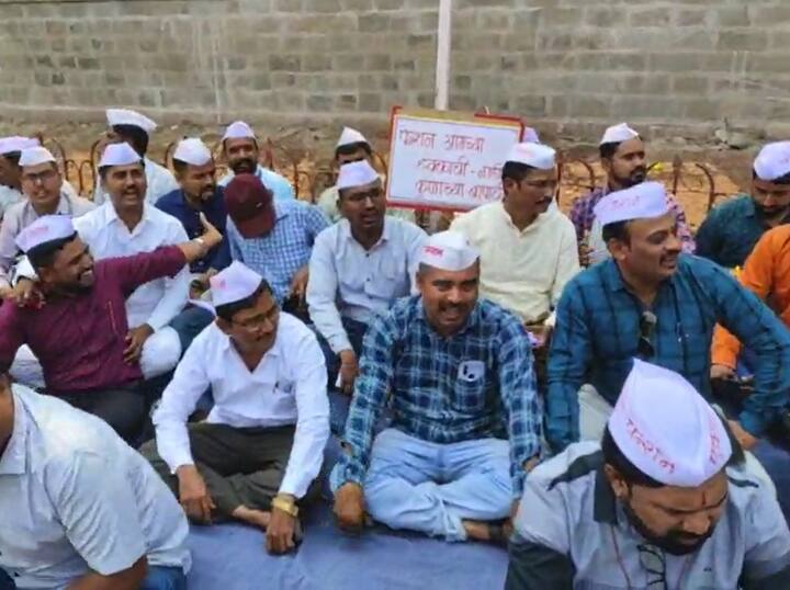 सर्व कर्मचारी संपात सहभागी झाले आहेत त्यामुळे कार्यालये ओस पडली होती.शाळाही ओस पडलेल्या बघायला मिळाल्या.