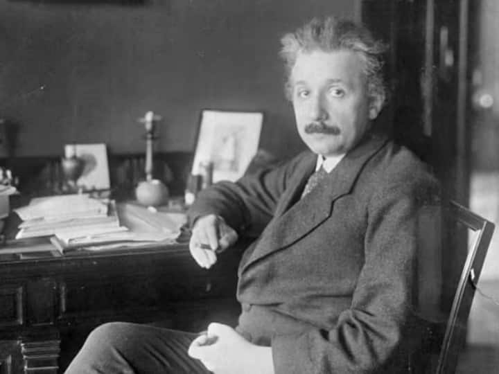 Albert Einstein Birth Anniversary who stole Albert Einstein brain and cut it into 200 pieces know the whole story Albert Einstein Birth Anniversary: किसने चोरी किया था अल्बर्ट आइंस्टीन का दिमाग और कर दिए थे 200 टुकड़े? जानिए पूरा किस्सा