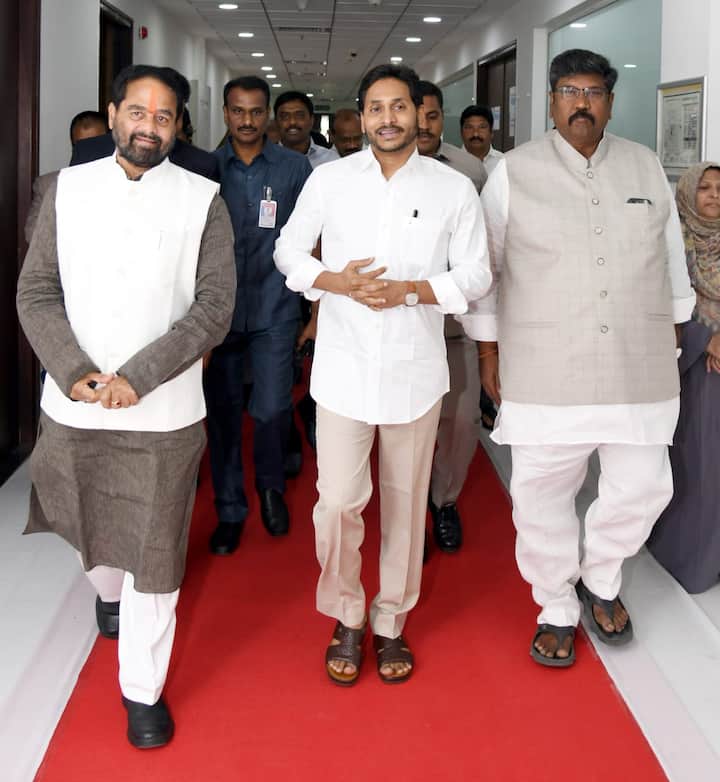 శాసన సభ ప్రాంగణంలో స్పీకర్,మండలి ఛైర్మన్ తో జగన్