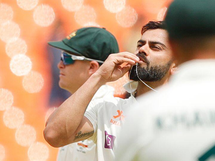 भारतीय संघाचा स्टार फलंदाज विराट कोहलीने भारत आणि ऑस्ट्रेलिया यांच्यातील अहमदाबाद कसोटी सामन्यात शानदार शतक ठोकलं.