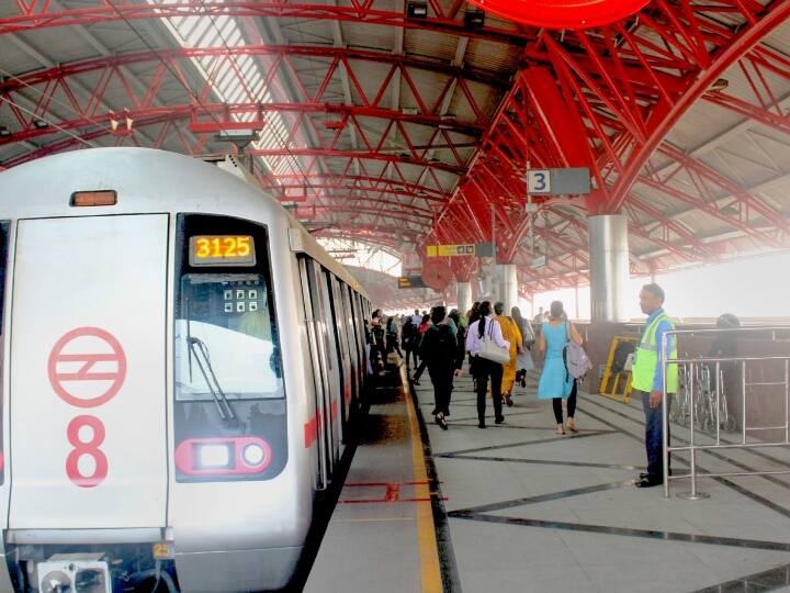 Delhi Metro ban on filming insta reels dance videos again issues warning videos makers  Delhi Metro ने फिर जारी की इंस्टा रील्स, डांस वीडियो फिल्माने वालों को चेतावनी, यात्रियों से की इस बात की अपील 
