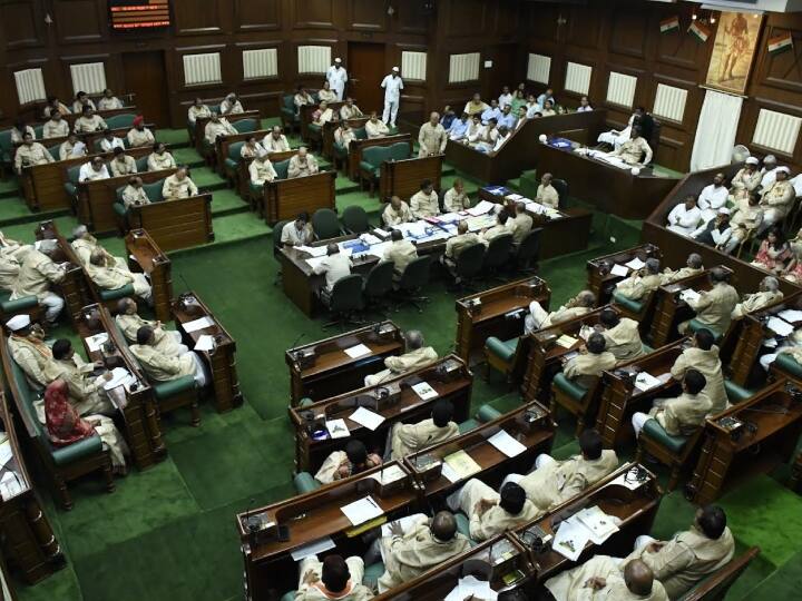 Chhattisgarh Budget Session 2023 Mohan Markam Surrounded Congress Govt BJP Chhattisgarh Politics ANN Chhattisgarh Budget Session: मोहन मरकाम ने विधानसभा में अपने ही सरकार को घेरा, जानिए किस बात पर हुई बहस?