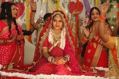 Pawan Singh की ये हीरोइन 29 की उम्र में बनी 25 बार दुल्हनिया, हर दूसरी फिल्म में पहनना पड़ता है लाल जोड़ा