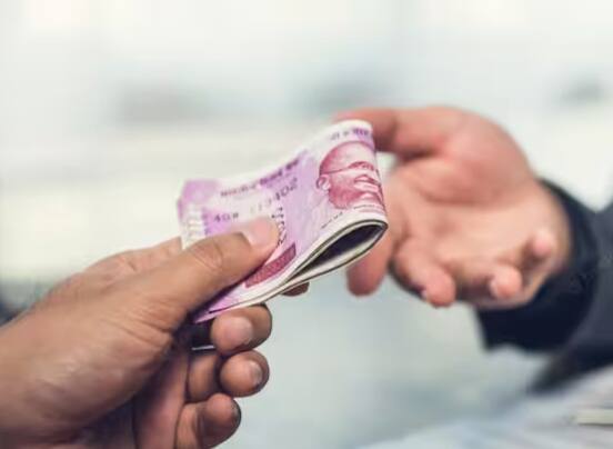 ਨੌਕਰੀ ਦੌਰਾਨ ਤੁਹਾਨੂੰ ਨਿਯਮਤ ਆਮਦਨ ਹੁੰਦੀ ਹੈ, ਜਿਸ ਨਾਲ ਤੁਹਾਡੀਆਂ ਜ਼ਰੂਰਤਾਂ ਪੂਰੀਆਂ ਹੋ ਰਹੀਆਂ ਹਨ। ਪਰ ਸੇਵਾਮੁਕਤੀ ਦੌਰਾਨ ਨਿਯਮਤ ਆਮਦਨ ਨਾ ਮਿਲਣ ਕਾਰਨ ਮੁਸ਼ਕਲਾਂ ਵਧ ਸਕਦੀਆਂ ਹਨ।