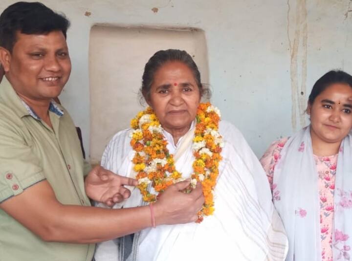 police arrested local journalist for asking question to Minister Gulab Devi in ​​Sambhal ann Sambhal News: मंत्री गुलाब देवी से सवाल पूछना पड़ा भारी, पुलिस ने किया स्थानीय पत्रकार को गिरफ्तार, सपा ने उठाए सवाल