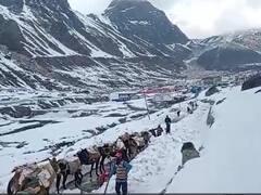 केदारनाथ धाम में जमी है पांच फीट तक बर्फ, 7 KM पैदल यात्रा मार्ग हुआ साफ