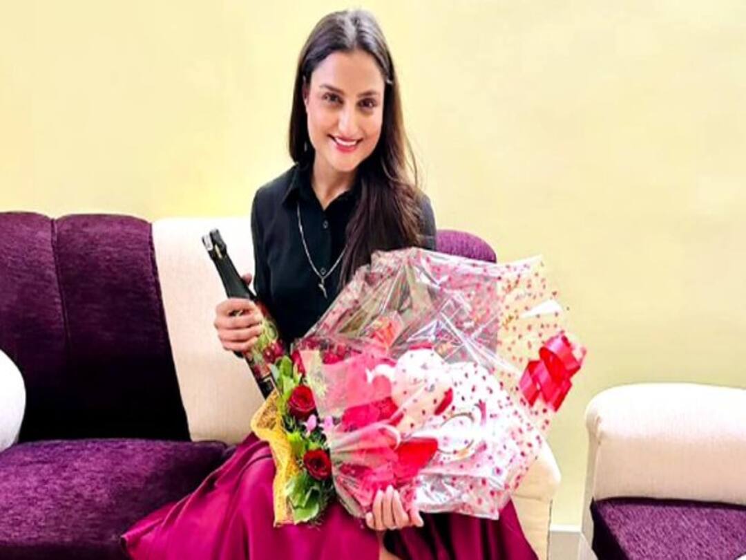 Crime : டேட்டிங் ஆப்பில் காதல்...4-வது மாடியில் இருந்து குதித்து விமான பணிப்பெண் தற்கொலை...என்ன நடந்தது...?