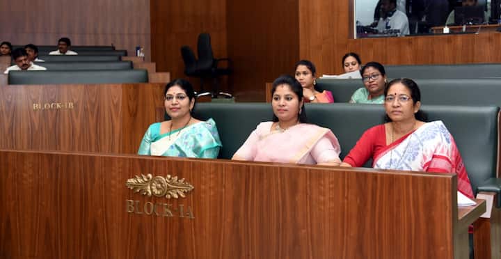 ఏపీ అసెంబ్లి సమావేశాలకు హాజరైన  మహిళా శాసనసభ్యులు
