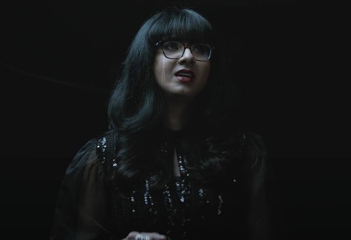 இந்த மெலோடி பாடலை சக்தி ஸ்ரீ கோபாலனும் ஏ.ஆர் ரஹ்மானின் மகனாகிய அமீனும் பாடியுள்ளனர்.