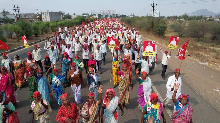 मात्र या दोन दिवसांच्या प्रवासानंतर अनवाणी पाय सुजू लागले आहेत, बोलू लागले आहेत. मात्र प्रश्न सुटले पाहिजेत ही आस घेऊन शेतकरी कष्टकरी वर्ग पायी चालत आहे.