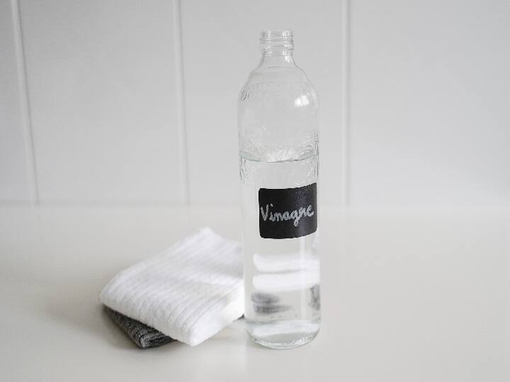 White Vinegar: रसोई में मौजूद सिरका है बड़े काम का... साफ-सफाई से लेकर खाने की इन चीजों में ऐसे कर सकते हैं इस्तेमाल White Vinegar is of great use from cleanliness to food it can be used like this White Vinegar: रसोई में मौजूद सिरका है बड़े काम का... साफ-सफाई से लेकर खाने की इन चीजों में ऐसे कर सकते हैं इस्तेमाल