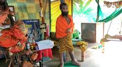 In Photos: 11 महीने से लगातार खड़े हैं सूरजपुर के सन्यासी बाबा, जानें क्यों त्याग दिया मोहमाया? देखें कठोर प्रतिज्ञा की ये तस्वीरें