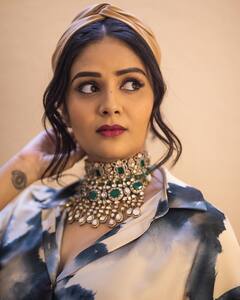 Anchor sreemukhi: చూపులతో మత్తెక్కిస్తున్న యాంకర్ శ్రీముఖి