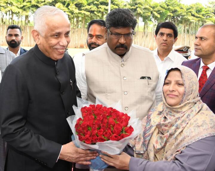 గవర్నర్ కు సాదర స్వాగతం