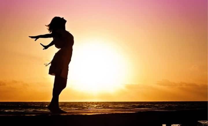 তাই এ বার থেকে সমুদ্রসৈকতে হেঁটে বেড়ানোর ইচ্ছে জাগলে, বিষয়টি ভেবে দেখেতে পারেন। মন হালকা হওয়ার পাশাপাশি শারীরিক কসরতও হয়ে যাবে।