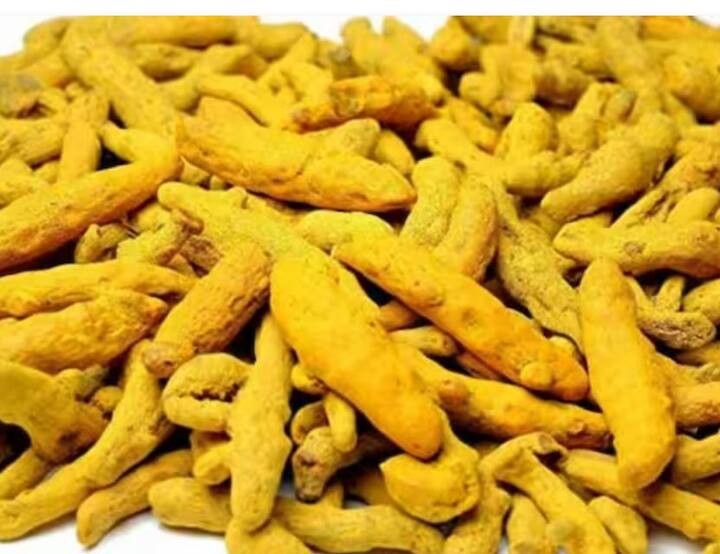 હિન્દુ નવા વર્ષ 2023 ના પહેલા દિવસે, તમારી કાર્યસ્થળની દુકાન અથવા જ્યાં તમે કામ કરો છો તેના મુખ્ય દરવાજા પર હળદરના કેટલાક ટુકડા મૂકો. તેનાથી વેપારમાં પ્રગતિનો માર્ગ ખુલશે અને નવા વર્ષમાં નોકરીમાં પ્રગતિ થશે.