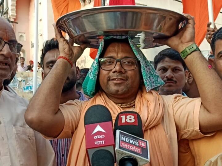 Chitrakoot Uttar Pradesh Ram devotee from Hyderabad arrived making 8 kg silver Charanpaduka of Lord Shri Ram ANN Chitrakoot News: 8 किलो चांदी और एक किलो सोने की चरणपादुका लेकर पहुंचा रामभक्त, दर्शन को उमड़ा भक्तों का हुजूम