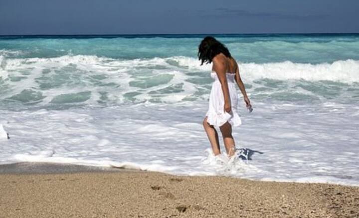 উদীয়মান সূর্যকে সামনে রেখে হোক বা গোধূলিবেলায় সমুদ্রসৈকত ধরে হেঁটে যেতে কার না মন চায়! কিন্তু মনে মনে চাওয়া, আর বালির উপর পা ফেলে এগিয়ে যাওয়ার মধ্যে ফারাক রয়েছে। কারণ বালির উপর পা ফেলে এগিয়ে যাওয়া বড়ই কষ্টসাধ্য কাজ।