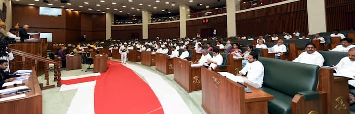 శాసన సభ ప్రాంగణంలో కొలువు తీరిన శాసన సభ్యులు