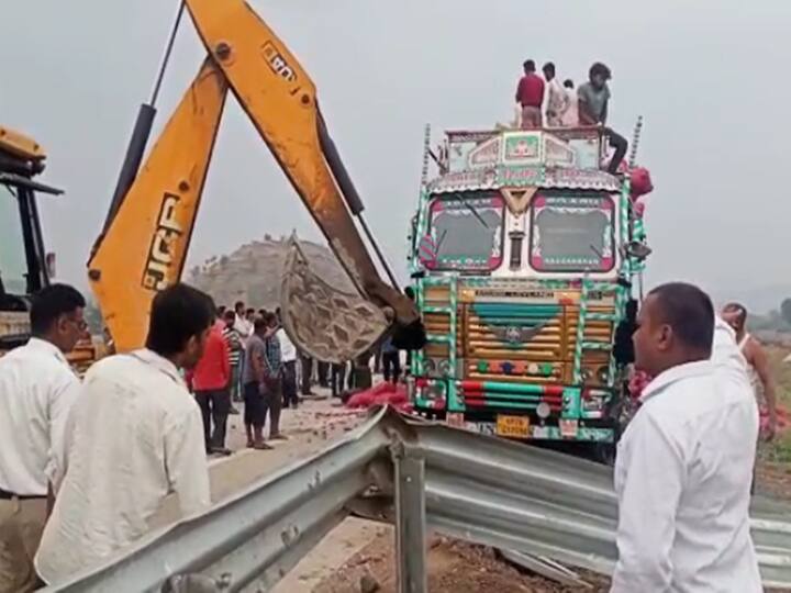 अपघातानंतर दोन्ही ट्रक अक्षरशः महामार्गाच्या कडेला असलेलं बॅरेकेट तोडून गेले होते.