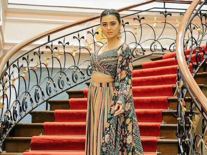 Tejasswi Prakash Photos: टीवी एक्ट्रेस तेजस्वी प्रकाश फैशन के मामले में किसी से पीछे नहीं हैं. लेटेस्ट फोटोज में एक्ट्रेस ने अपने फैशन स्टेटमेंट से सोशल मीडिया पर आग लगा दी है. देखिए उनकी तस्वीरें.