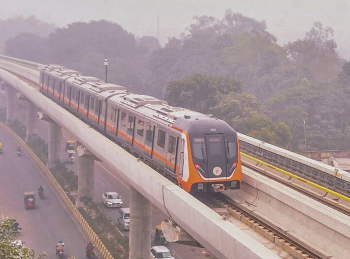 kanpur jalkal department put sewer line where metro station was to be built ann Kanpur News: कानपुर में दो सरकारी विभाग आमने सामने, जहां बनना था मेट्रो स्टेशन, वहां जलकल ने डाल दिया गहरा सीवर