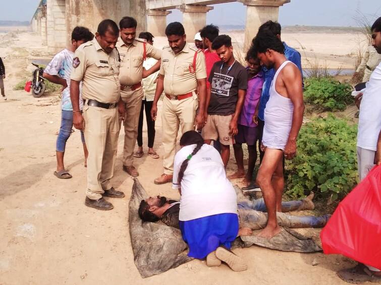 BR Ambedkar Konaseema Crime Youth dies after jumps from Gautami Godavari bridge Konaseema Crime: బ్రిడ్జ్ పై నుంచి దూకిన యువకుడు, ఒడ్డుకు చేర్చి CPR చేసినా దక్కని ప్రాణం