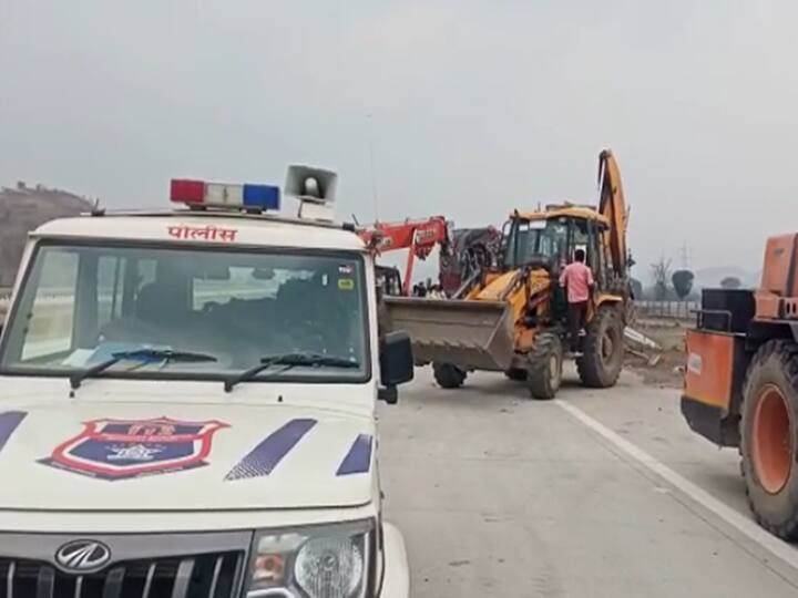 दरम्यान याची माहिती मिळताच घटनास्थळी पोलीस आणि समृद्धी महामार्गावरील बचाव पथकाने धाव घेतली.