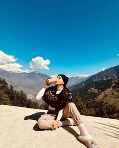 Sara Ali Khan Photos: 'मनाली में मैं और मेरा मन', खूबसूरत वादियों के बीच कुछ इस तरह नजर आईं सारा अली खान, देखिए तस्वीरें