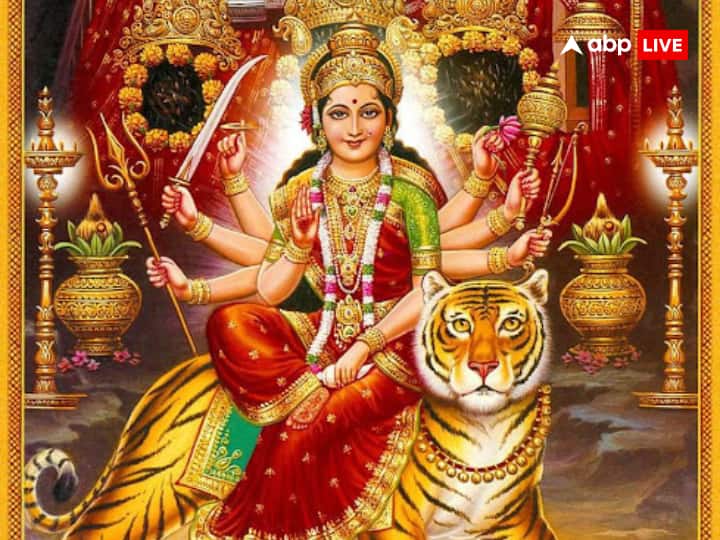 नवरात्रि के नौ दिनों में प्रत्येक दिन मां के अलग-अलग स्वरूपों की पूजा की जाती है और शास्त्रों में प्रत्येक स्वरूप के लिए एक खास रंग निर्धारित किया गया है