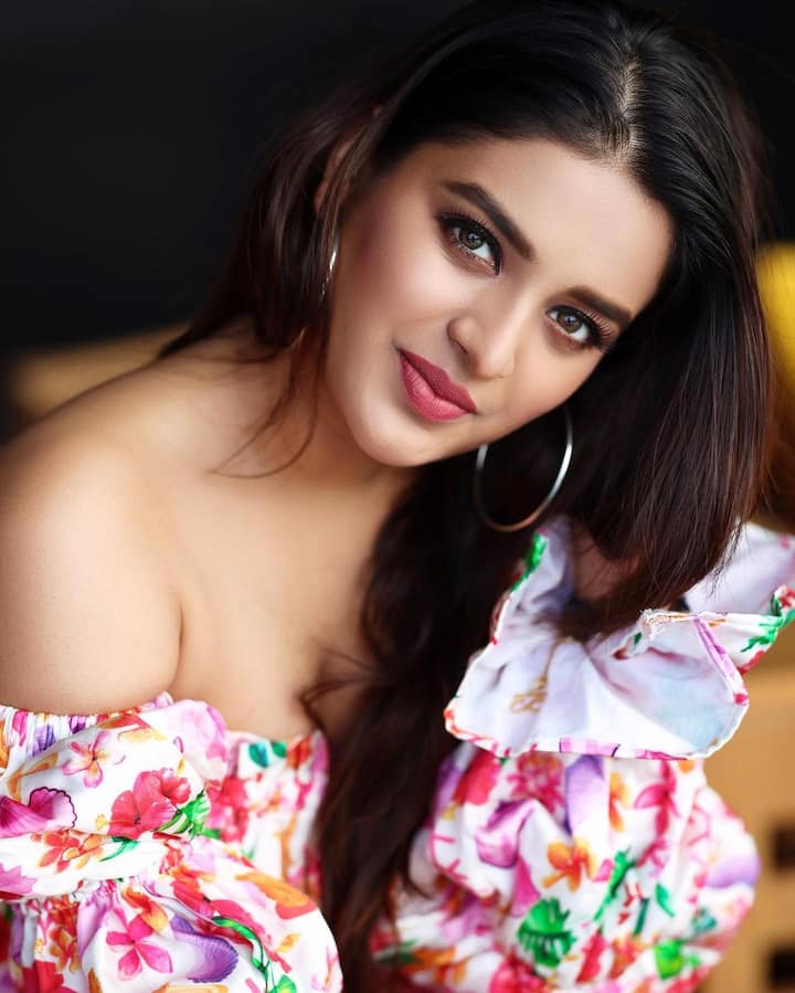 తమిళంలో ‘ఈశ్వరన్’, ‘భూమి’ సినిమాల్లో నటించింది.Photo Credit: Nidhhi Agerwal /Instagram