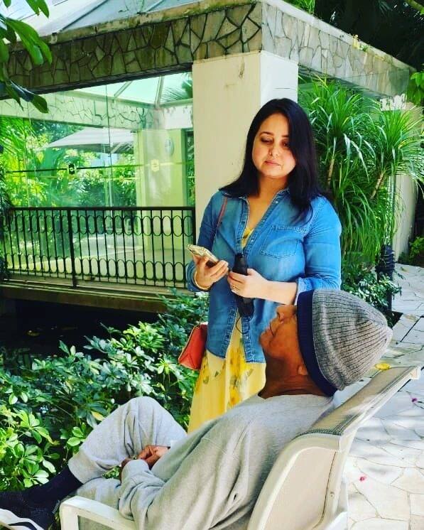 राजश्री और उनकी प्यारी ननद रोहिणी आचार्य एक-दूसरे के काफी नजदीक हैं. रोहिणी आचार्य ने कुछ महीने पहले अपने पिता लालू यादव को किडनी ट्रांसफर की थी. इसकी तस्वीर राजश्री ने अपने इंस्टाग्राम हैंडर पर शेयर किया था, जिसके बाद लोग रोहिणी आचार्य की जमकर तारीफ करते दिखे थे.  रोहिणी आचार्य की लोग मिसाल दे रहे हैं. रोहिणी अपने पिता लालू यादव से काफी प्यार करती हैं. ऐसे में जब उनको पता चला की उनके पिता लालू यादव को एक किडनी की जरूरत है, तो रोहिणी बिना सोचे तुरंत एक किडनी उन्हें देने का निर्णय ले लिया था. ऐसे में रोहिणी यादव की भाभी राजश्री यादव ने एक तस्वीर अपने इंस्टाग्राम अकाउंट पर शेयर किया था, जिसमें राजश्री यादव ने अपने ससुर और ननद की बेहतर स्वास्थ्य के लिए ईश्वर से कामना की थी. 