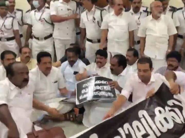 AN Shamsheer Kerala assembly Speaker's Office Congress led UDF MLA forcibly lifted by Police to break up protest its video viral Kerala Assembly Ruckus: केरल विधानसभा स्पीकर के ऑफिस के बाहर जमीन पर लेटे विपक्षी दल के विधायक, गार्ड ने जबरन हटाए, वीडियो वायरल