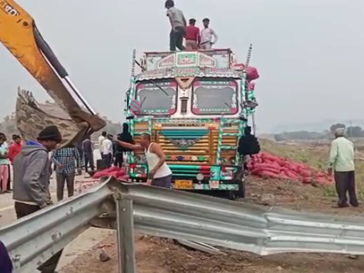 Chhatrapati Sambhaji Nagar Accident: समृद्धी महामार्गावर (Samruddhi Mahamarg) अपघाताची मालिका सुरूच आहे.