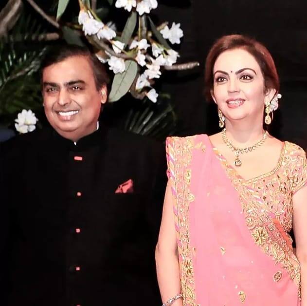 इसी के साथ-साथ आपको बता दें कि मुकेश अंबानी और नीता अंबानी ने 8 मार्च 2023 को अपने शादी के 38 साल पूरे कर लिए हैं. जिसका सेलिब्रेशन भी उन्होंने काफी जोरों शोरों से किया.