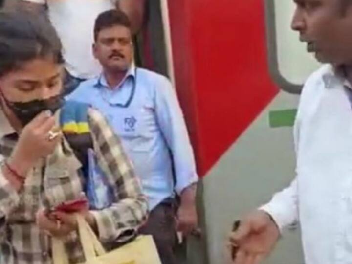 Viral Video Ticket Checker and Female Passenger Heated fight at Railway Station Viral Video: टिकट चेकर और महिला यात्री के बीच स्टेशन पर हुई झड़प, वीडियो वायरल हुआ तो रेलवे ने किया सस्पेंड