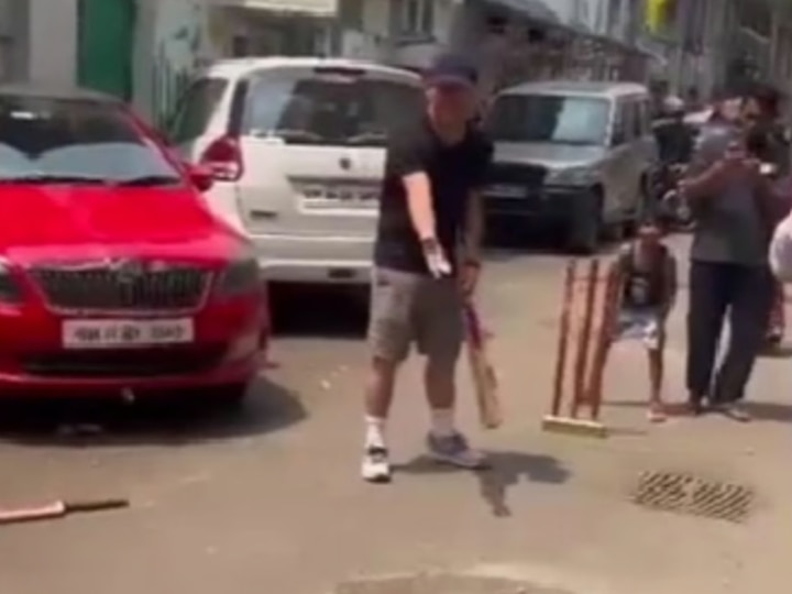 David Warner: वनडे सीरिजसाठी डेव्हिड वॉर्नर भारतात; मुंबईच्या रस्त्यावर खेळताना ठोकले षटकार; पाहा VIDEO