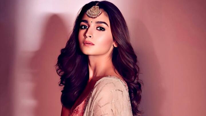 মহেশ ভট্ট (Mahesh Bhatt) কন্যা তিনি। বলিউডে নিন্দুকেরা বলেন, নেপোটিজমের জন্যই নাকি কাজে সুযোগ পেয়েছেন তিনি। তবে সহজ ছিল না আলিয়া ভট্টের (Alia Bhatt) বলিউডে নিজের জায়গা করে নেওয়ার সফরটা।