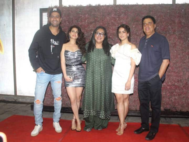 Sam Bahadur Wrap Up Party Pics: हाल ही में, मुंबई में ‘सैम बहादुर’ की रैप-अप पार्टी रखी गई, जहां फिल्म के स्टार कास्ट विक्की कौशल, फातिमा सना शैख और सान्या मल्होत्रा पहुंचे.