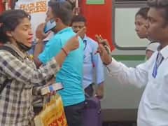 Bengaluru: మహిళా ప్యాసింజర్‌ను ఏడిపించిన టికెట్ కలెక్టర్, మద్యం మత్తులో వేధింపులు - వైరల్ వీడియో