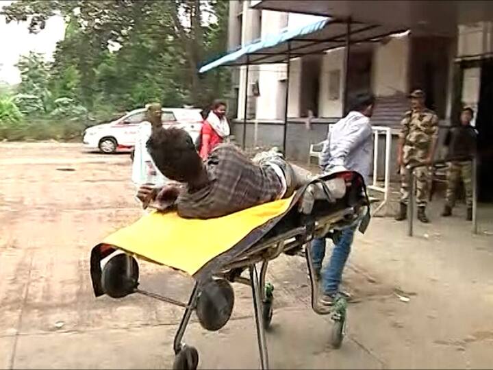 रुग्णालयात आलेल्या रुग्णांच्या नातवाईकांना स्वतः स्ट्रेचर ओढावे लागत आहे.