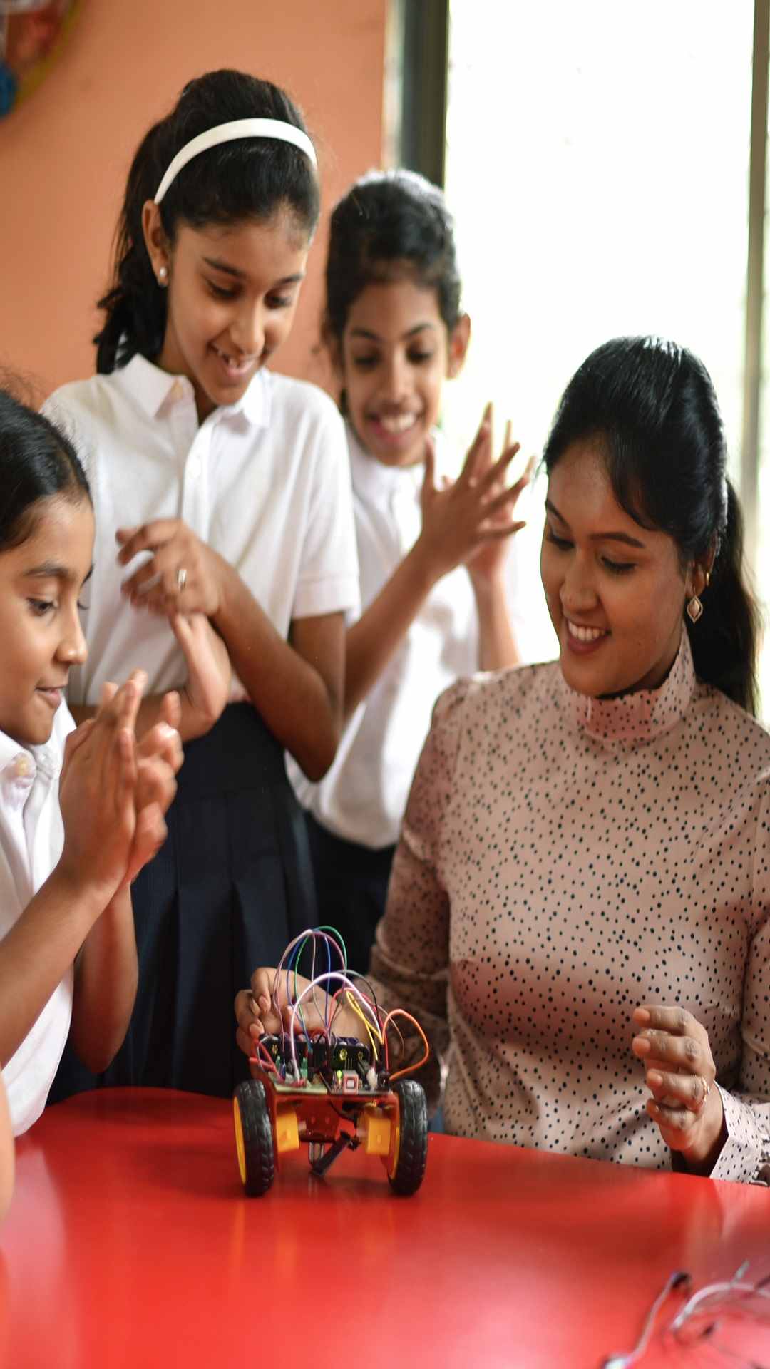बच्चों की याद्दाश्त बढ़ाने के लिए लर्निंग को मजेदार बनाएं. पढ़ाई के विजुअलाइजेशन में मदद करें