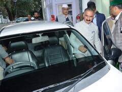 नाराज विधायक रवि ठाकुर को अपनी गाड़ी में लेकर विधानसभा पहुंचे CM सुक्खू, फिर बदल गए उनके सुर