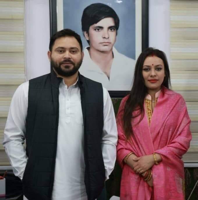 बता दें कि बिहार के डिप्टी सीएम तेजस्वी यादव और उनकी पत्नी की लाइफ बेहद फिल्मी है. दोनों की प्रेम कहानी काफी सुर्खियों में रहा था. तेजस्वी यादव ने अपने स्कूल लव से प्रेम विवाह रचाया है और धर्म की बेड़ियों को तोड़ कर ये साबित कर दिया कि प्यार और जंग में सब जायज है.  एक बड़े राजनेता के परिवार से ताल्लुक रखने वाले तेजस्वी के इंटर रिलीजन विवाह से उनके ही घर में कई लोगों को आपत्ति थी. एक रिपोर्ट के मुताबिक लालू यादव और उनकी पत्नी खुद इस शादी के खिलाफ थे. हालांकि, सभी प्रकार की परेशानियों से लड़ने के बाद तेजस्वी और राजश्री ने परिवार की सहमति से 9 दिसंबर 2021 को शादी के बंधन में बंध गए.