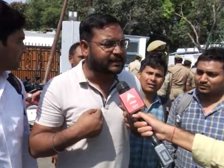 Lucknow Angry Candidates Protest After High Court Decision Assistant Teacher Recruitment ANN Lucknow: सहायक शिक्षक भर्ती में HC के फैसले से अभ्यर्थी नाराज, बेसिक शिक्षा मंत्री के घर के सामने दिया धरना