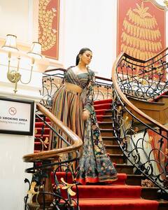 Tejasswi Prakash Pics: इंडो वेस्टर्न लुक में तेजस्वी प्रकाश ने सेट किया फैशन स्टेटमेंट, सीढ़ियों पर दिए ऐसे-ऐसे पोज, फैंस की टिकी निगाहें